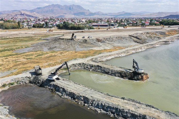 Van Gölü’nde dip çamuru temizliği devam ediyor
