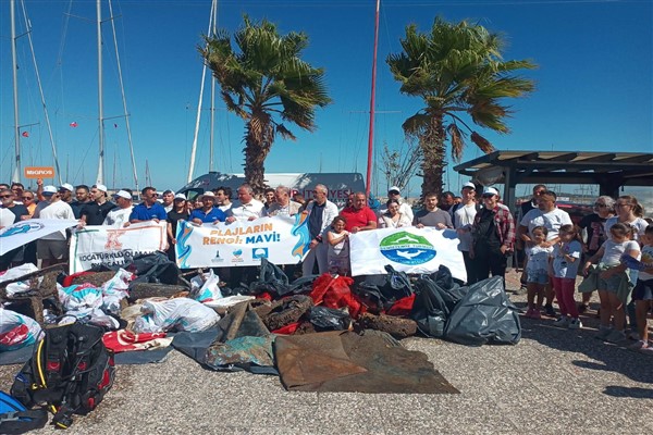 Urla’da kıyı temizliği: Bir saatte 1,5 ton atık toplandı