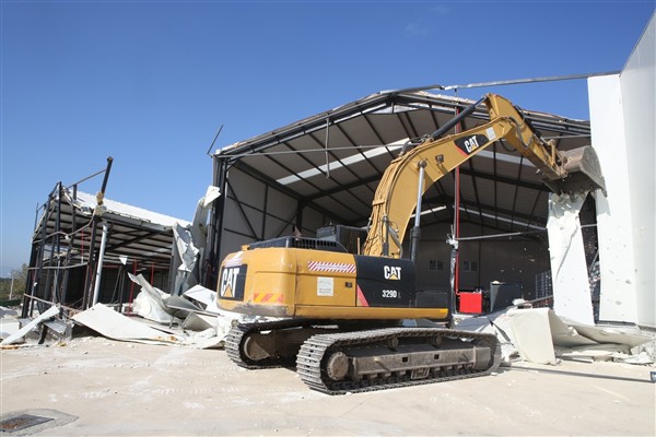 Başköy’de kaçak depo yıkıldı