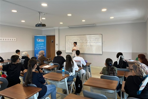 Esenyurt Belediyesi’nden öğrencilere ücretsiz eğitim desteği