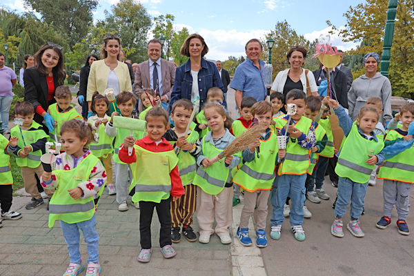 Başkan Ünlüce, Dünya Temizlik Günü’nde çocuklarla çöp topladı