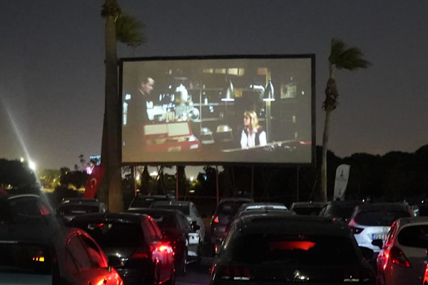 İzmir’de “Arabada Film Keyfi” yeniden başladı