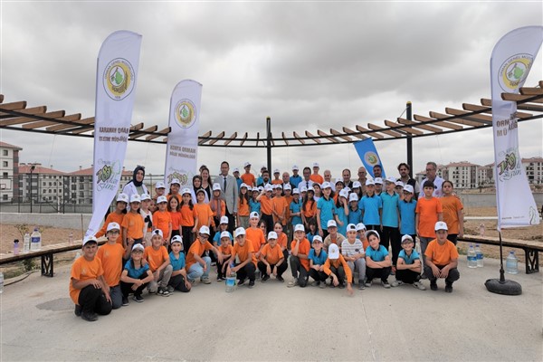 Toki İlkokulu bahçesinde fidanlar toprakla buluştu