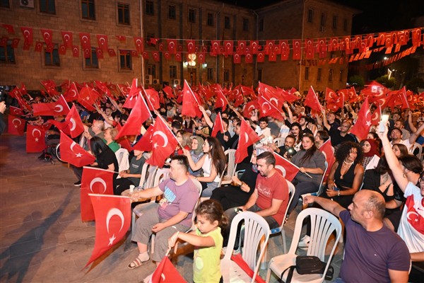 Isparta’da A Milli Basketbol Takımının maçı dev ekranda izlendi