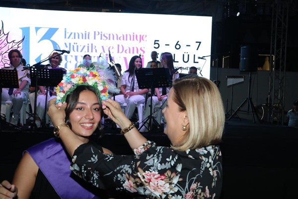 Başkan Hürriyet, ‘Pişmaniye Güzeli’ne tacını takdim etti