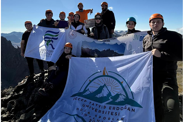 RTEÜ-DOST Aksu Dağı’na zirve tırmanışı gerçekleştirdi
