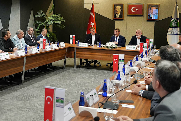 Yılmaz Bahçelievler’de partililer ve esnafla buluştu