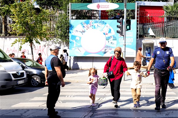 Zabıta ekipleri, Ümraniye’de okul çevrelerinde denetimlerini sürdürüyor