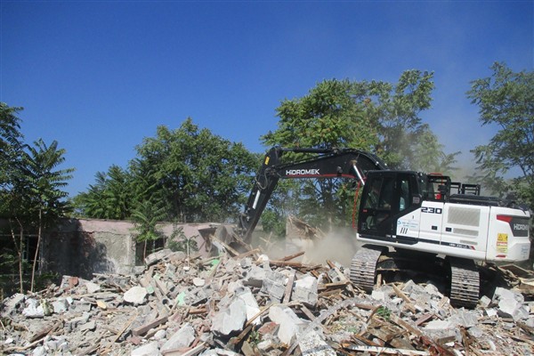 İzmit’te tehlike arz eden metruk bina yıkıldı