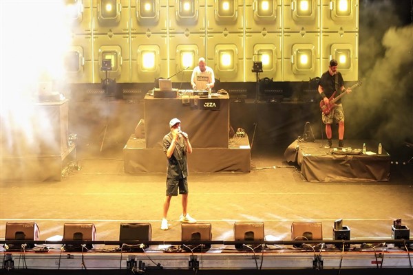 Ceza, İzmir’de Çim Konserleri serisinde sahne aldı