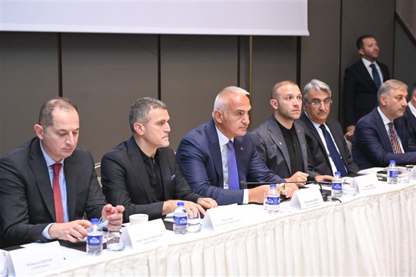 Bakan Ersoy, İstanbul turizm temsilcileriyle buluştu