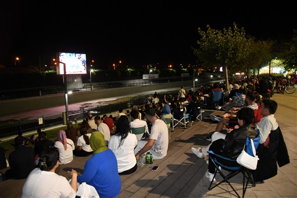 Balıkesir’de 12 Dev Adam’ın maçı dev ekranda izlendi