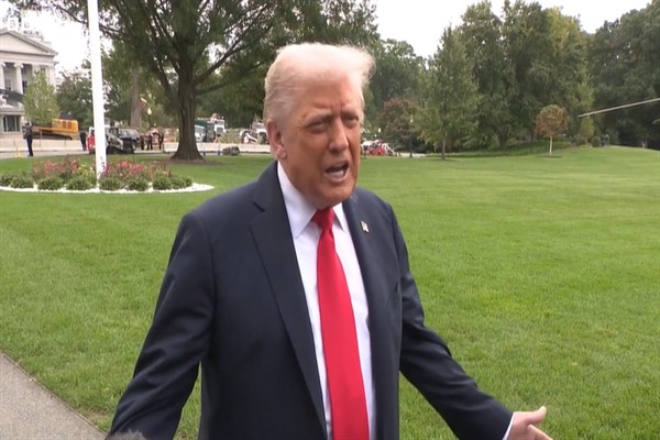 Trump, görevdeyken yaptığı iş anlaşmaları konusunda Avustralyalı bir gazeteciyle tartıştı