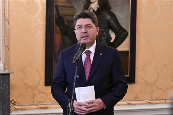 Bakan Tunç Malta’da Türk Şehitliğini ziyaret etti