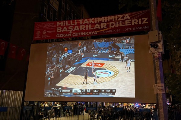 Karabük’te 12 Dev Adam’ın maçı dev ekranda izlendi