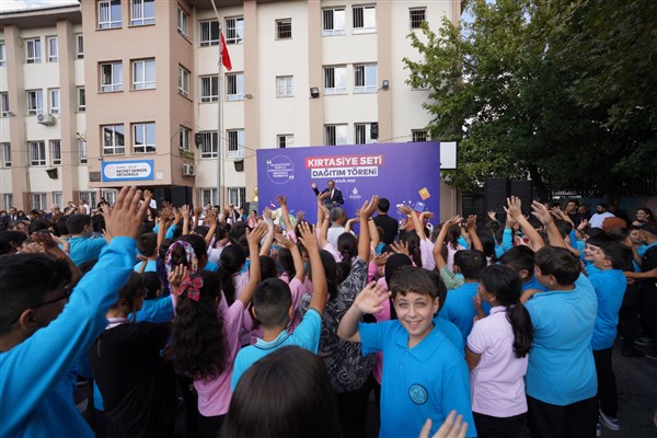 İBB’den öğrencilere kırtasiye seti desteği