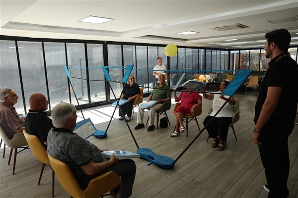 Nilüfer’de huzurevi sakinleri “Balon Voleybolu” ile eğlendi