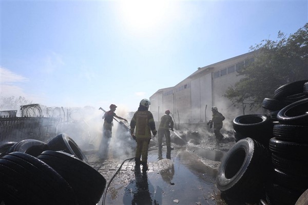 İzmir İtfaiyesi lastik deposu çevresindeki yangını söndürdü