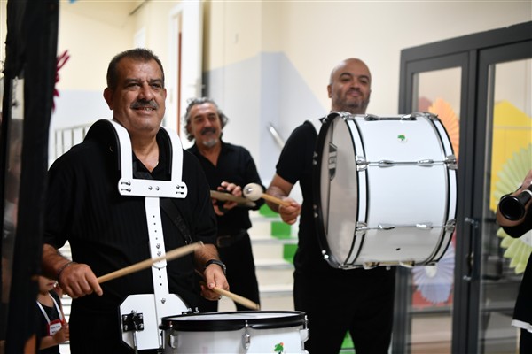 Mamak Belediyesi’nden kreşlerde bando ile karşılama