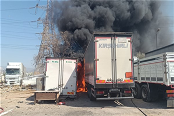 İzmir’de konteyner yangını kontrol altına alındı