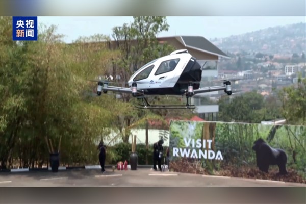 Çin’in yolcu taşıyan elektrikli pilotsuz hava aracı Ruanda’da sergilendi‌