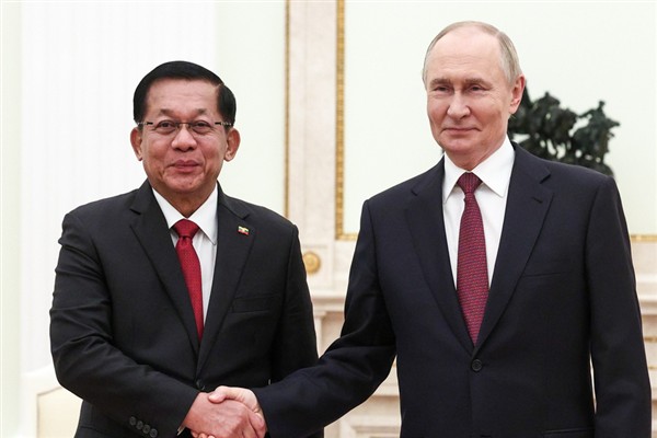 Putin, Myanmar Birliği Cumhuriyeti Geçici Devlet Başkanı Hlaing ile görüştü