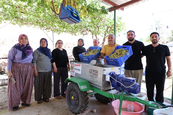 Antalya Büyükşehir Belediyesi’nden üzüm sıkma makinesi desteği
