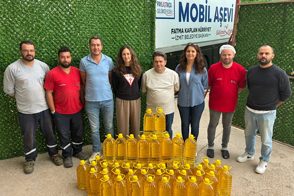 İzmit Belediyesi’nden Aşevi’ne 335 litre ayçiçeği yağı