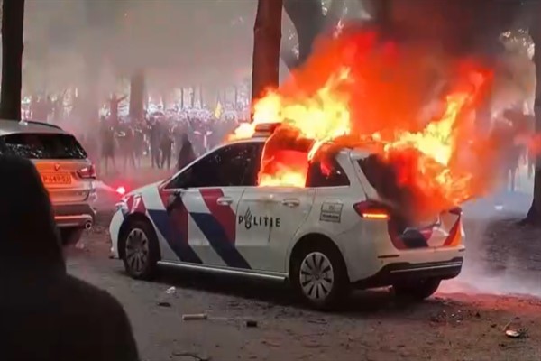 Lahey’deki göçmen karşıtı gösteri şiddete dönüştü