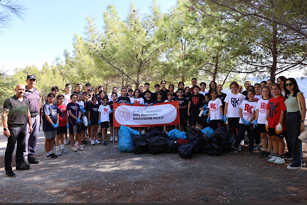 Marmaris’te öğrenciler doğayı temizledi