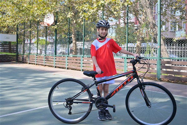 Esenyurt Belediyesi’nden çocuklara kış spor okullarında bisiklet eğitimi