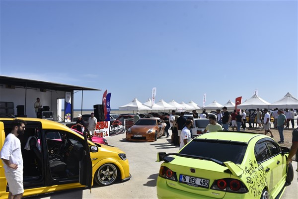 Yeniköy’de modifiye araç tutkunları buluştu