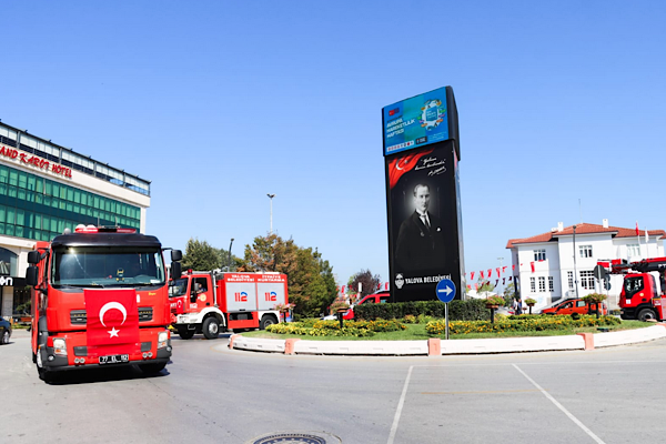 Yalova itfaiyesi şehir turuyla vatandaşlarla buluştu