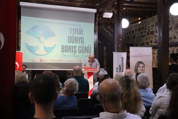 İzmit’te 1 Eylül Dünya Barış Günü kapsamında şiir ve müzik dinletisi gerçekleşti