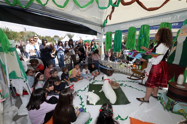 Yenimahalle’de 12 ayrı masal, kostümler ve görseller eşliğinde canlandırıldı