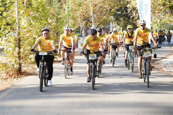 Sporcular, tarihin ve doğanın içinde pedallıyor