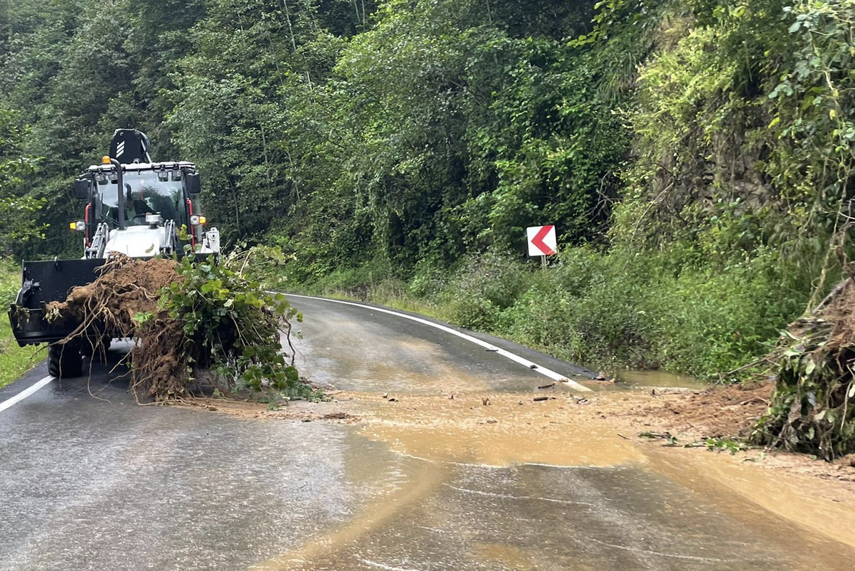 Büyükşehir’den heyelanlara anında müdahale