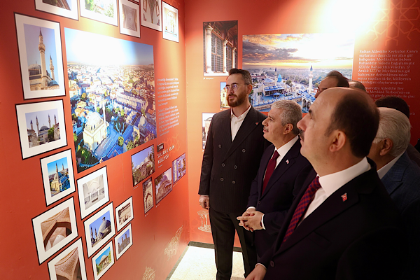 Konya’da  “AYNA: Anadolu Göğünün İpek Mahyası” sergisi açıldı