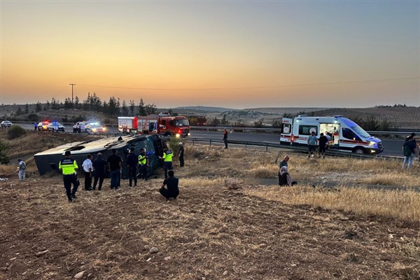 Şanlıurfa’da yolcu otobüsü devrildi