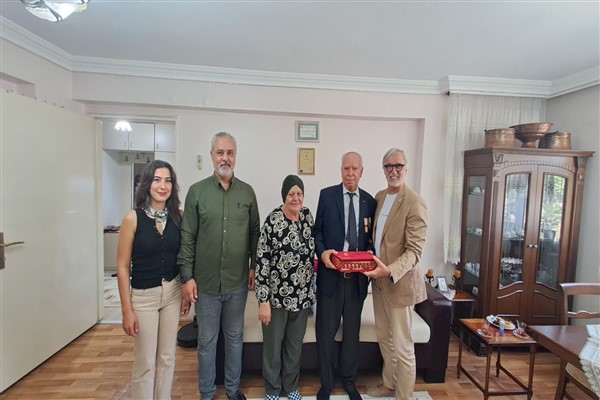İzmit Belediyesi’nden Kıbrıs Gazileri Bayraktar ve Aslan’a ziyaret