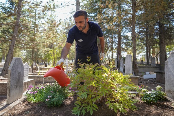 Büyükşehir, kabir bakım hizmeti başladı
