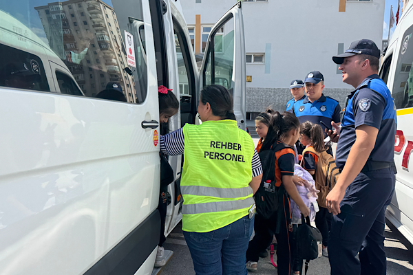 Büyükşehir zabıtası, okul servislerini denetledi