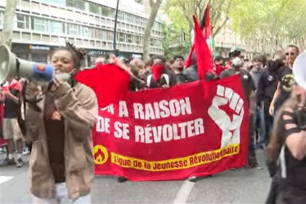 Fransa’da 800.000 kişi bütçe planlarına karşı ayakta