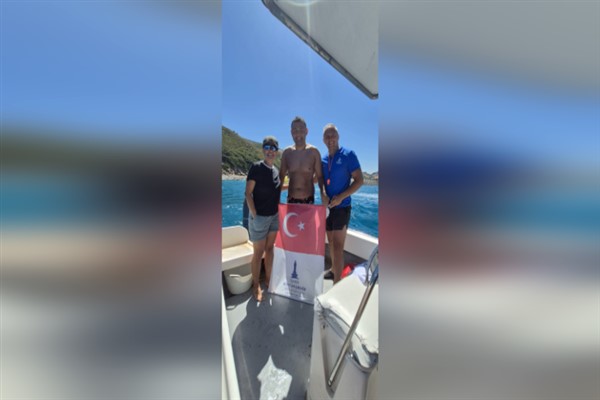 Tuna, Cebelitarık Boğazı’nı solo yüzerek geçen dünyadaki ilk otizmli maraton yüzücüsü oldu