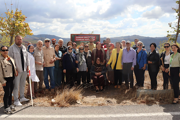 İzmit’den Alzheimer Günü’nde fidan dikimi
