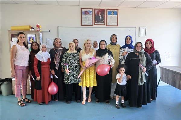 Konak’ta kadınlar, Okur-Yazar Belgelerini aldı