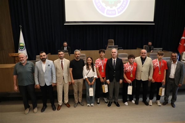 İnegöl’ün başarılı gençleri, mecliste onure edildi