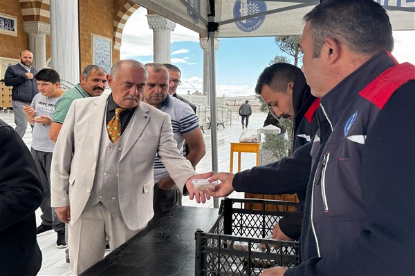 Çorum Belediyesi, Gaziler Günü’nde vatandaşlara helva ikram etti