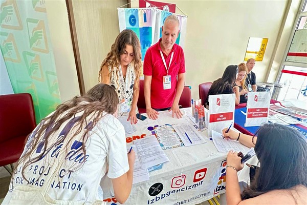 Genç İzmir üniversitelilerle bluşuyor