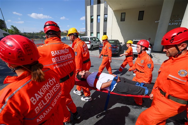 Bakırköy Belediyesi’nden eşzamanlı deprem tatbikatı